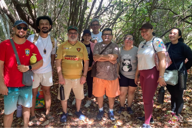 Professores da Escola Félix de Azevedo participam de aula de campo sobre racismo ambiental e justiça climática em Sabiaguaba